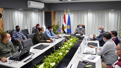 محافظ أسوان : التخطيط لإنشاء محور مرورى جديد بطول 7كم يربط بين طريقى الإقليمى الشرقى والصحراوى الغربى