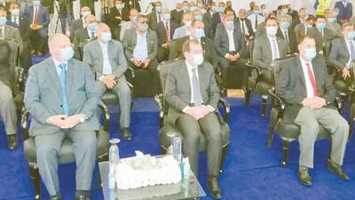 إقبال كبير من المواطنين.. لتحويل سياراتهم إلي العمل بالغاز
