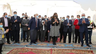 وزير الهجرة ومحافظ السويس يفتتحان الخط الثانى لمصنع إنتاج 