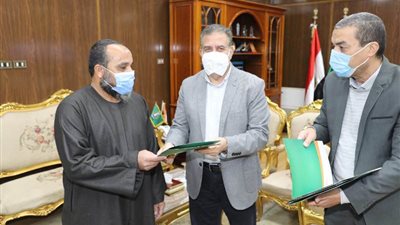 محافظ المنوفية يسلم 40 قرض حسن لأصحاب الحرف اليدوية والمشروعات الصغيرة ... صور