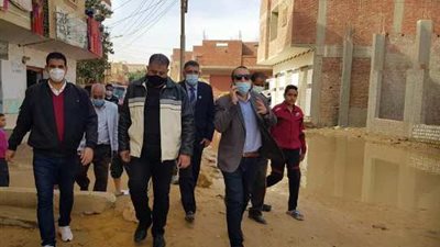 نائب محافظ الإسماعيلية يعاين تجمعات المياه بمجاورة فنارة .صور