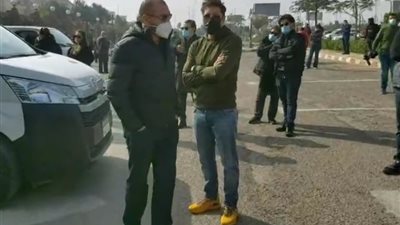 هشام ماجد يشارك فى جنازة هادى الجيار