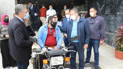 محافـظ المنوفية: مساعدات مالية و 3 كراسى ودراجة بخارية لذوى الهمم والحالات الإنسانية... صور