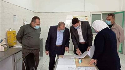 مدير التأمين الصحى بالشرقية يتابع مرضى مستشفى العاشر من رمضان.. بالصور