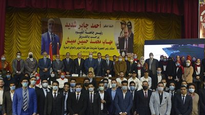 مميش في جامعة الفيوم : تعطل سفينة بالمجرى الملاحي سبب حفر قناة السويس الجديدة