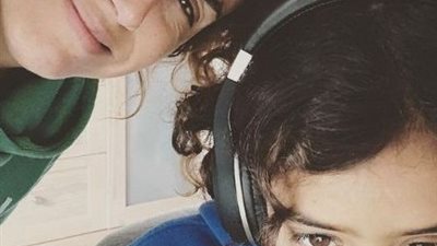 لعب وعدم تركيز.. علا رشدي تكشف معاناتها مع أبنائها فى التعليم الأونلاين.. فيديو