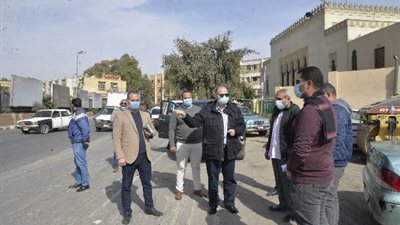 محافظ أسيوط يتفقد أعمال رصف شارع أحمد حسن الباقوري بالوليدية .صور