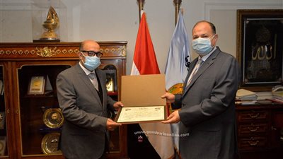 محافظ أسيوط يكرم وكيل وزارة الصحة وقيادات التفتيش الصيدلي لتفانيهم في العمل وجهودهم