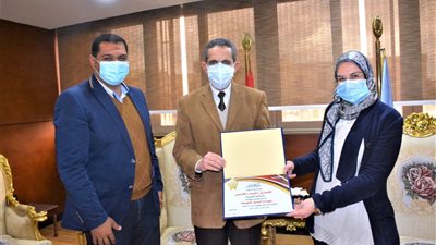 تكريم المدير المالي لحي ثان طنطا بعد حصولها على الدكتوراة في إدارة الأعمال