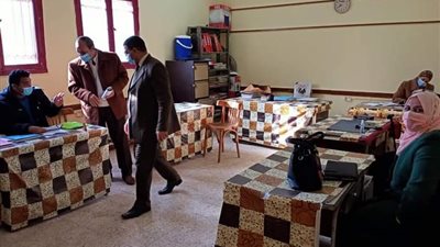 مدير تعليم بنها يتابع تطبيق الاجراءات الاحترازية والتناوب بين العاملين بالمدرسة الفندقية