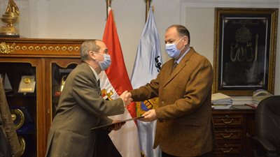 بعد نقله الغربية .. محافظ أسيوط يكرم اللواء دكتور حسين الجندي سكرتير عام المحافظة