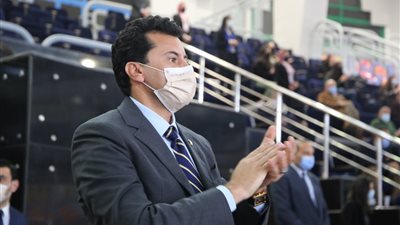 وزير الرياضة يتابع مباراة مصر وروسيا فى المونديال.. صور