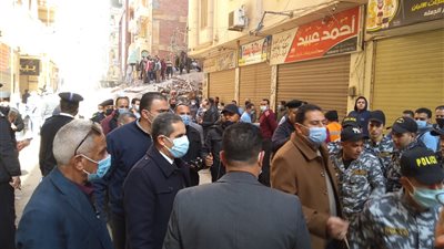 انهيار منزل من ٤طوابق بالمحلةوالمحافظ يشرف على انقاذ الضحايا-صور