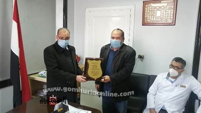 مدير التأمين الصحى بالشرقية يكرم نائب مدير فرع القليوبية