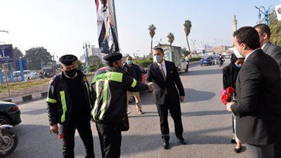طلاب جامعة أسيوط يقدمون الورود لمدير الأمن وعدد من رجال الشرطة فى الشوراع والميادين فى عيدهم التاسع والستين