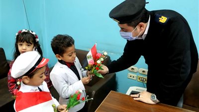 بالقصائد والورود طلاب المدارس يحتفلون مع الشرطة بالوادى الجديد.. صور