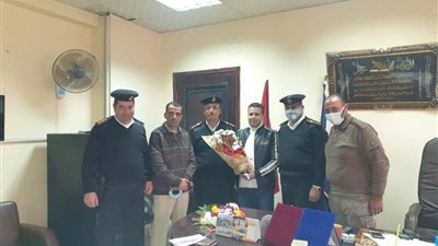 عباس يهنئ القيادات الأمنية بمركز ببا بالورود