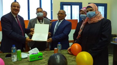 وكيل التعليم بمطروح يكرم مدير إدارة التربية الخاصة لبلوغه سن المعاش