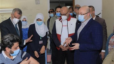 محافظ بني سويف يشهد تطعيم أول أفراد الطاقم الطبي بلقاح كورونا بمستشفيات العزل
