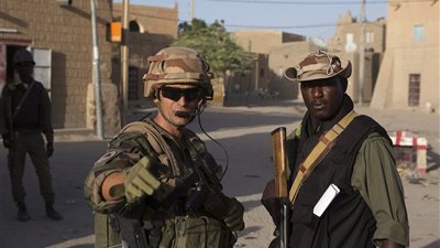 الجيش المالي يعلن تصفية 100 مسلحا في عملية مشتركة مع القوات الفرنسية