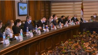 وزير الطيران يبحث مع وفد روسي تطوير المجال الجوى المصرى لجذب الحركة الدولية