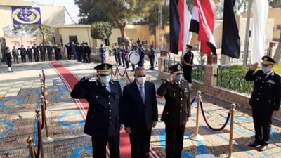 وضع إكليل من الزهور على النصب التذكارى لشهداء الشرطة