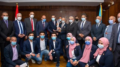 رئيس جامعة طنطا ومحافظ الغربية يكرمان عباقرة الجامعات المصرية-صور