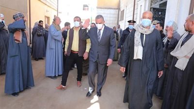 محافظ سوهاج يؤدي واجب العزاء لأسرة الشهيد 