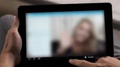 بعد فسخ الخطوبة .. استولى على صورها وهددها بنشرها عارية