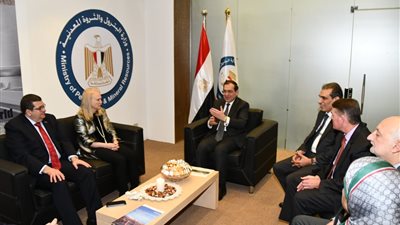 الملا يبحث مع مسئولى شركات البترول العالمية أنشطتهم فى تنفيذ المشروعات بختام 