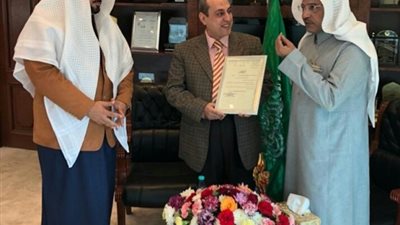 تعليم تبوك يكرم الزميل عبدالمنعم البراشي
