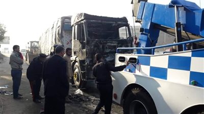 شلل مرورى بسبب اشتعال مقطورة دقيق بصقر قريش ..صور