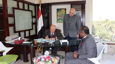 نقيب المعلمين يوقع أول شيكات زيادة الميزة التأمينية لصندوق الزمالة