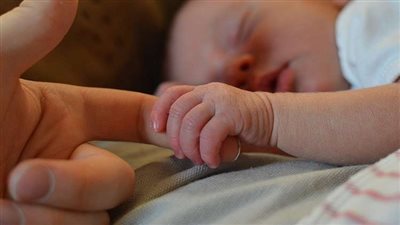 الطفل المعجزة.. يتنفس فى كفنه بعد وفاته
