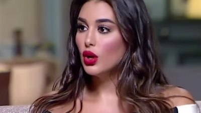 ياسمين صبرى تظهر بإطلالة جديدة وهى ترتدي الحجاب.. فيديو