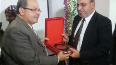 صحة المنوفية تكرم بسيوني ابوحجر لبلوغه السن القانوني للمعاش