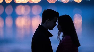 تقع في حب شاب بعمر أولادها وتخسر عملها من أجله