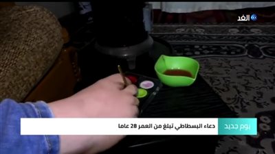 شاهد.. فنانة تشكيلة تتحدى اعاقتها وتبهر العالم بالرسم