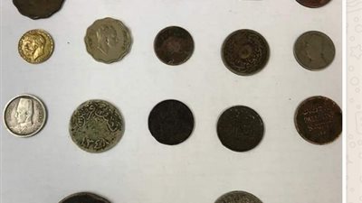 احباط تهريب عملات اثريه نادره بمطاربرج العرب _