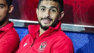 بالصور.. مدافع الأهلى يحتفل بمولودته الجديدة