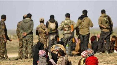 عشرات الشاحنات تقل مدنيين من آخر معقل لداعش في سوريا