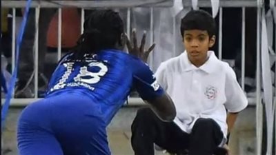 شاهد.. لاعب كرة قدم شهير يصيب طفل بالذعر