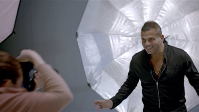 عمرو دياب يفاجىء دينا الشربينى ويثير الجدل.. صور
