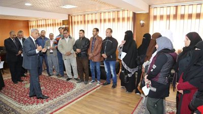 عمال النظافة بالسادات يعرضون مشاكلهم امام المحافظ