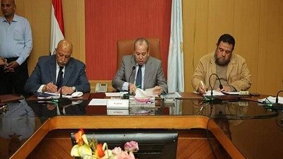 طه : يناقش خطة تنفيذ مشروعات الرصف بالمراكز والمدن