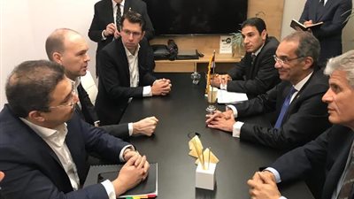 وزير الاتصالات يبحث مع قيادات جوجل وفودافون زيادة استثماراتهما فى مصر