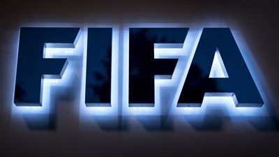 الفيفا يوقف حكم دولى لتورطه بالرشوة