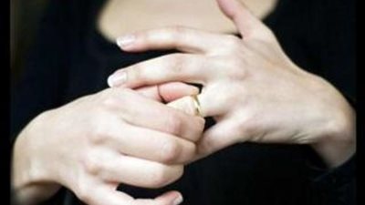 دون عليها اسم طليقته.. ضبط 