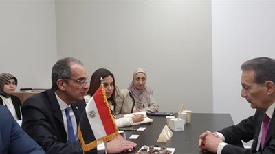 طلعت يبحث مع مسئولي ال جي العالمية تصنيع الحاسبات اللوحية
