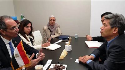 وزير الاتصالات يبحث مع مسئولي LG التعاون في تصنيع الحاسبات اللوحية محليا
